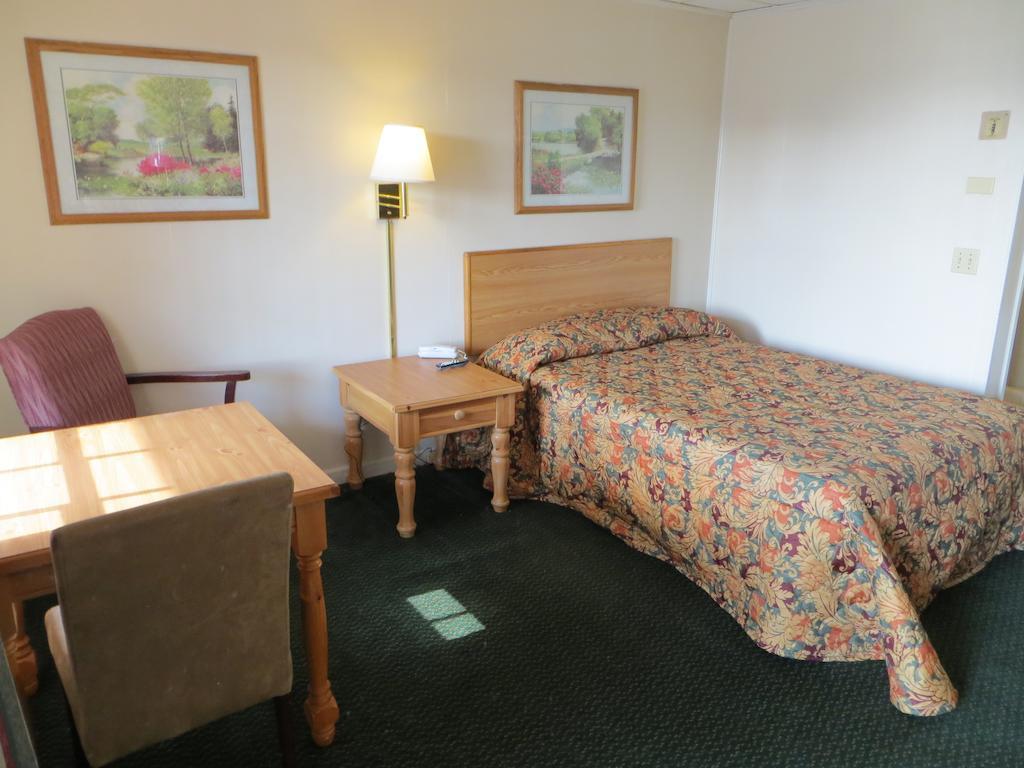 Pine Crest Motor Lodge Holly Springs Δωμάτιο φωτογραφία