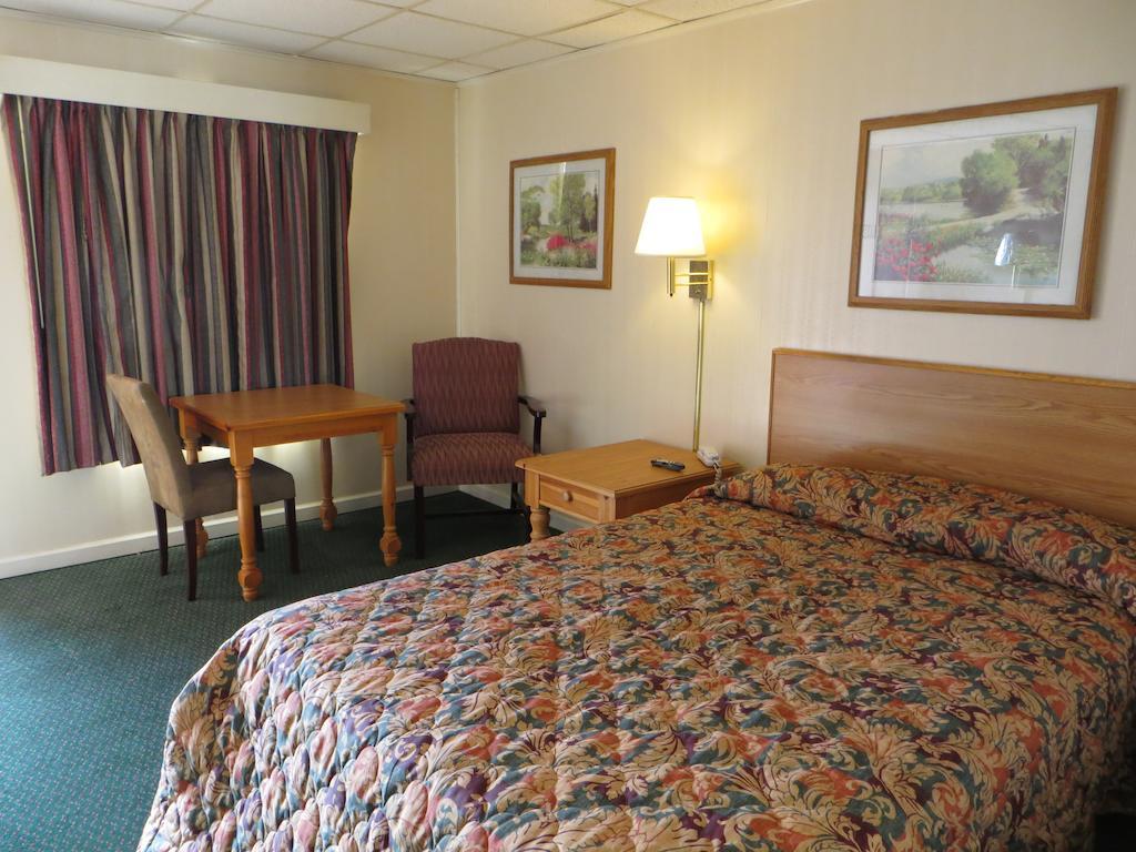 Pine Crest Motor Lodge Holly Springs Δωμάτιο φωτογραφία